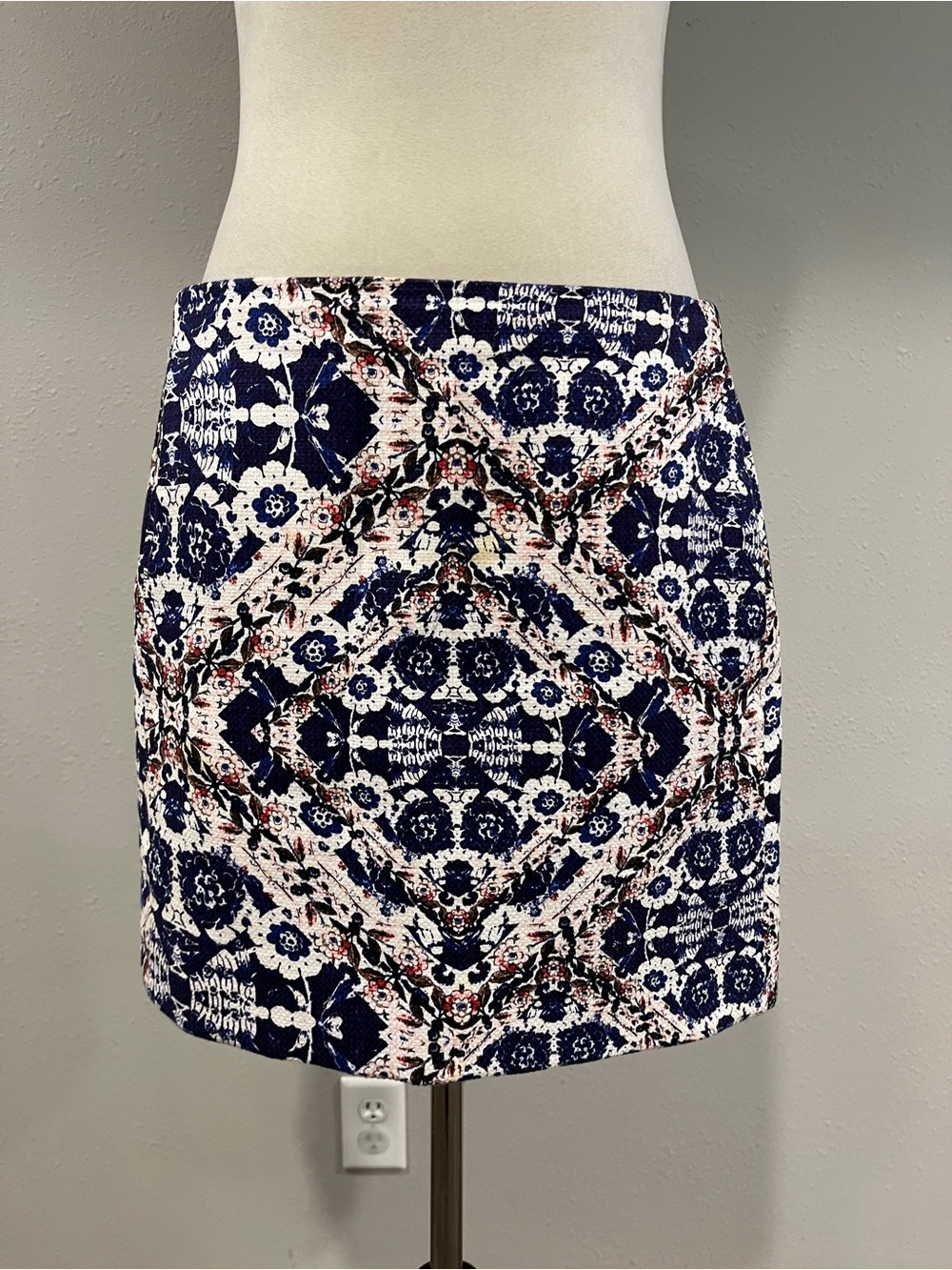 Joe Navy and White Patterned Miniβ Skirt size 4